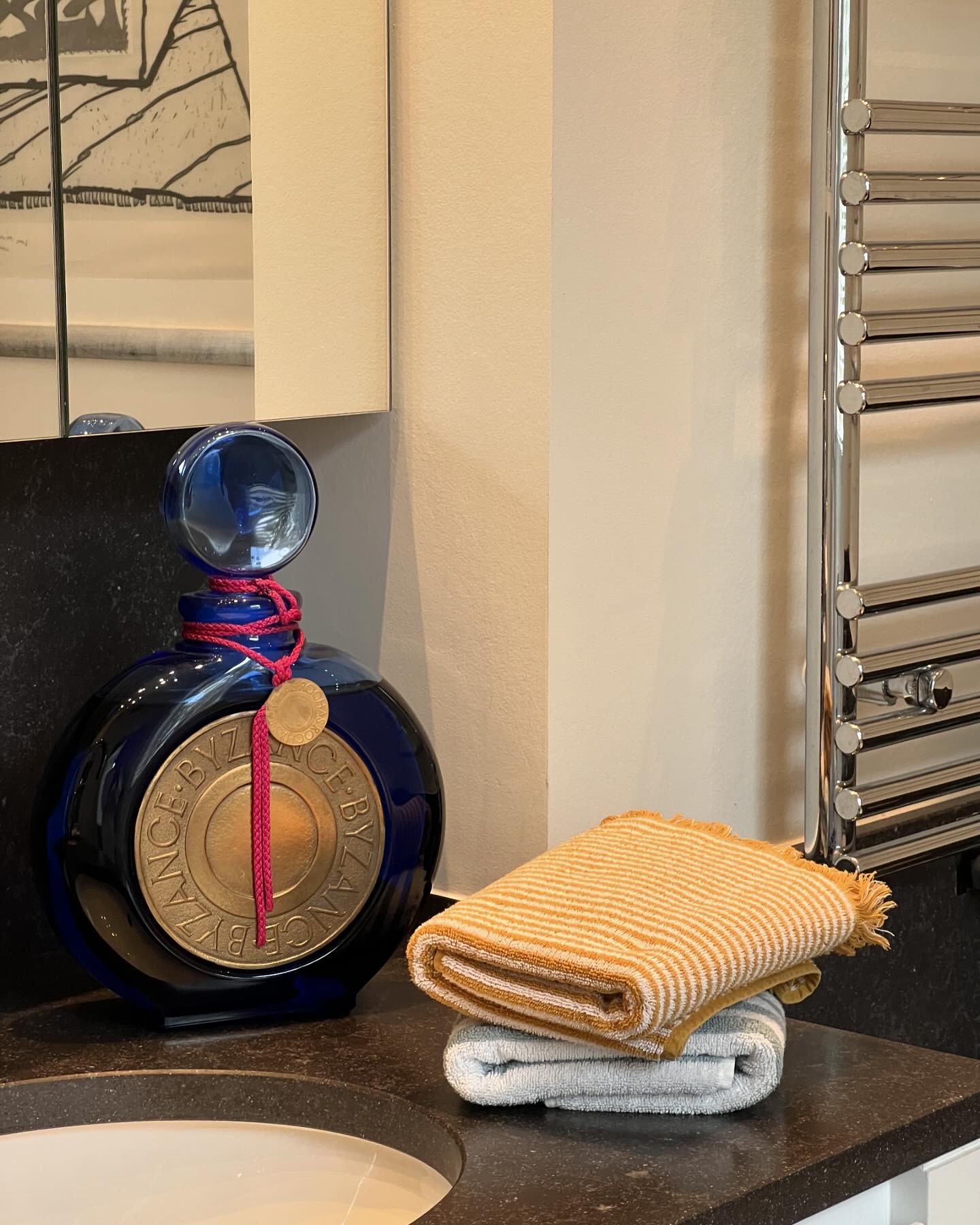 Vintage XL perfume display bottle, made of blue glass 💙 Does not contain perfume.
36x26x8 cm

#bathroomdecor 
#bathroomgoals 
#byzance
#factice
#perfumedisplay
#rochas